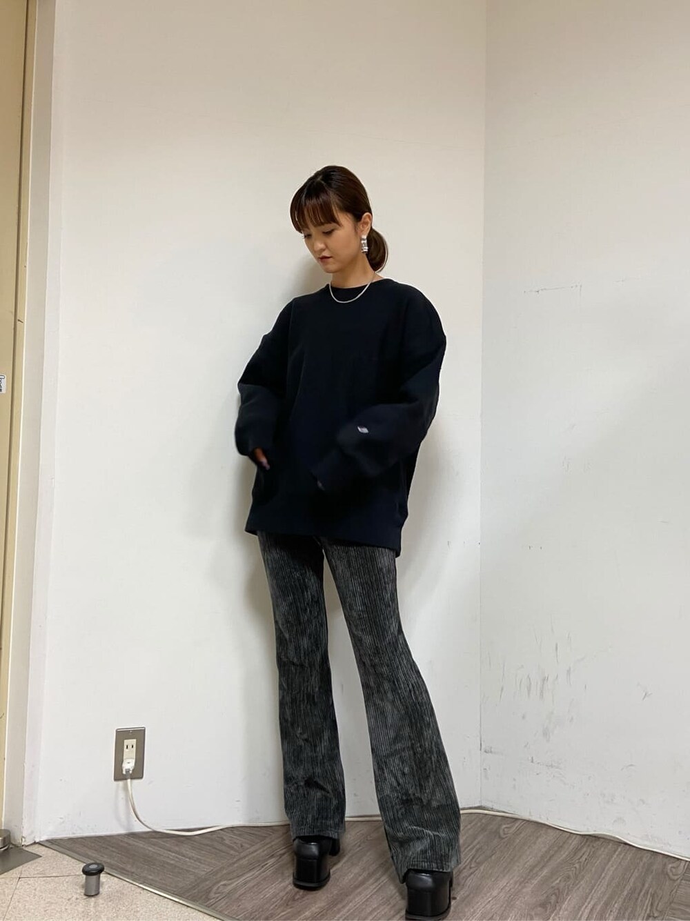 ブラック系のスウェット、グレー系のその他パンツ、ブラック系のローファーを着用したレディースの秋コーディネートの4枚目の写真