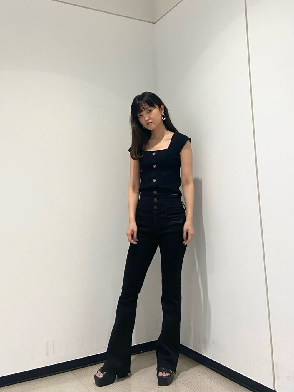 ブラック系のサンダル、ブラック系のデニムパンツ、ブラック系のタンクトップを着用したレディースの夏コーディネートの2枚目の写真