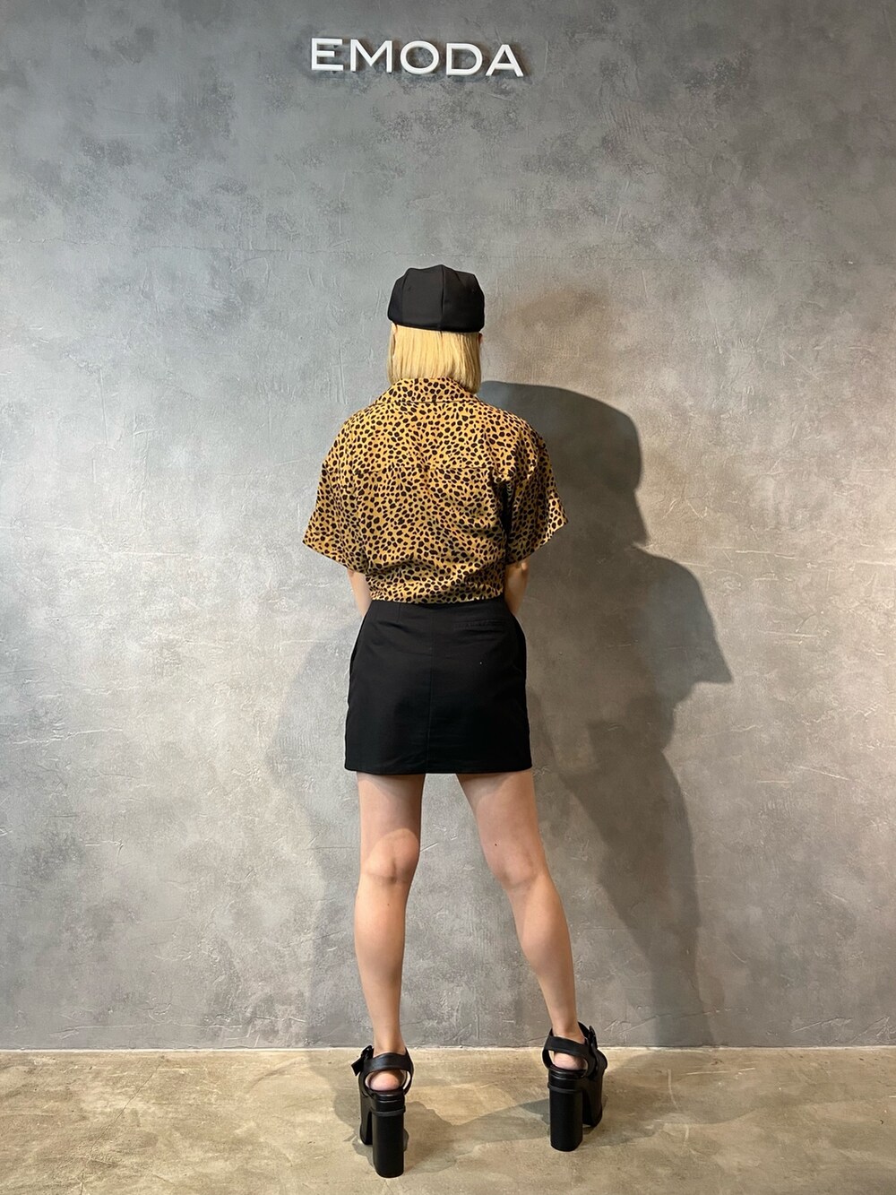 その他のシャツ/ブラウス、ブラック系のサンダル、ブラック系のスカートを着用したレディースの春コーディネートの3枚目の写真