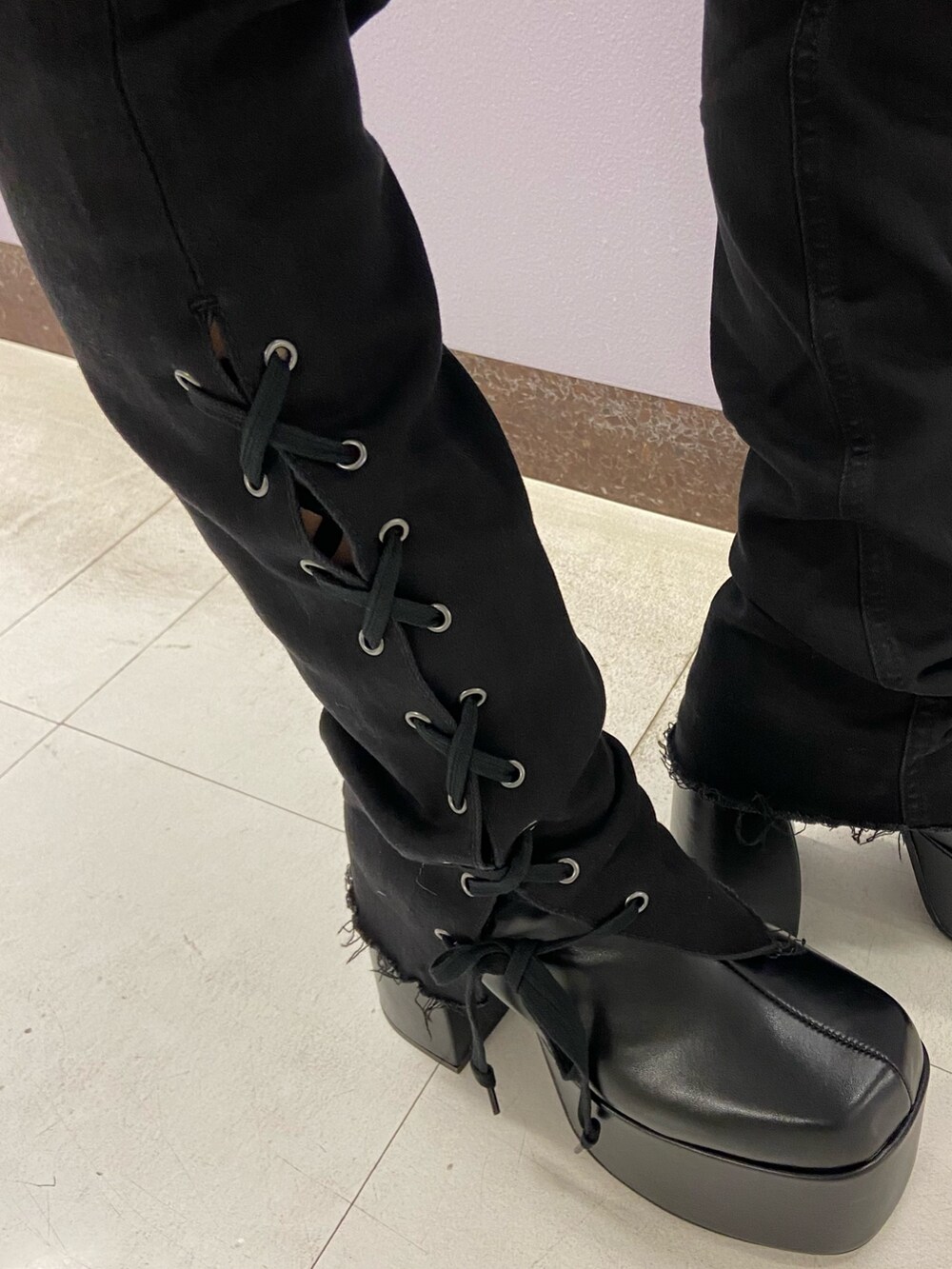 ブラック系のパンツ、グリーン系のニット/セーター、ブラック系のブーツを着用したレディースの冬コーディネートの6枚目の写真