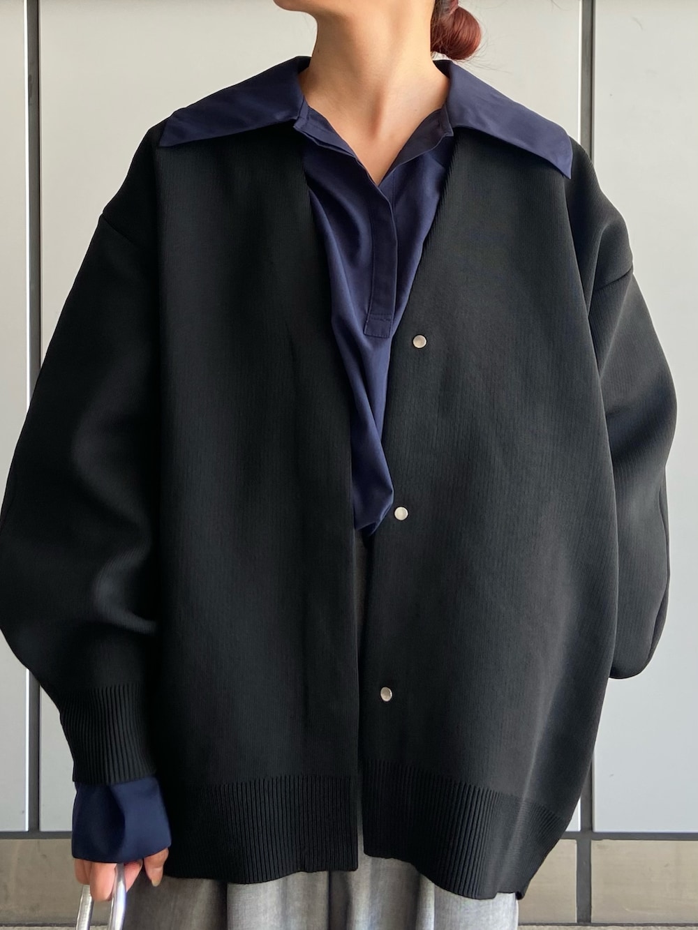 ブラック系のカーディガン/ボレロ、ブルー系のシャツ/ブラウス、シルバー系のハンドバッグを着用したレディースの秋コーディネートの4枚目の写真