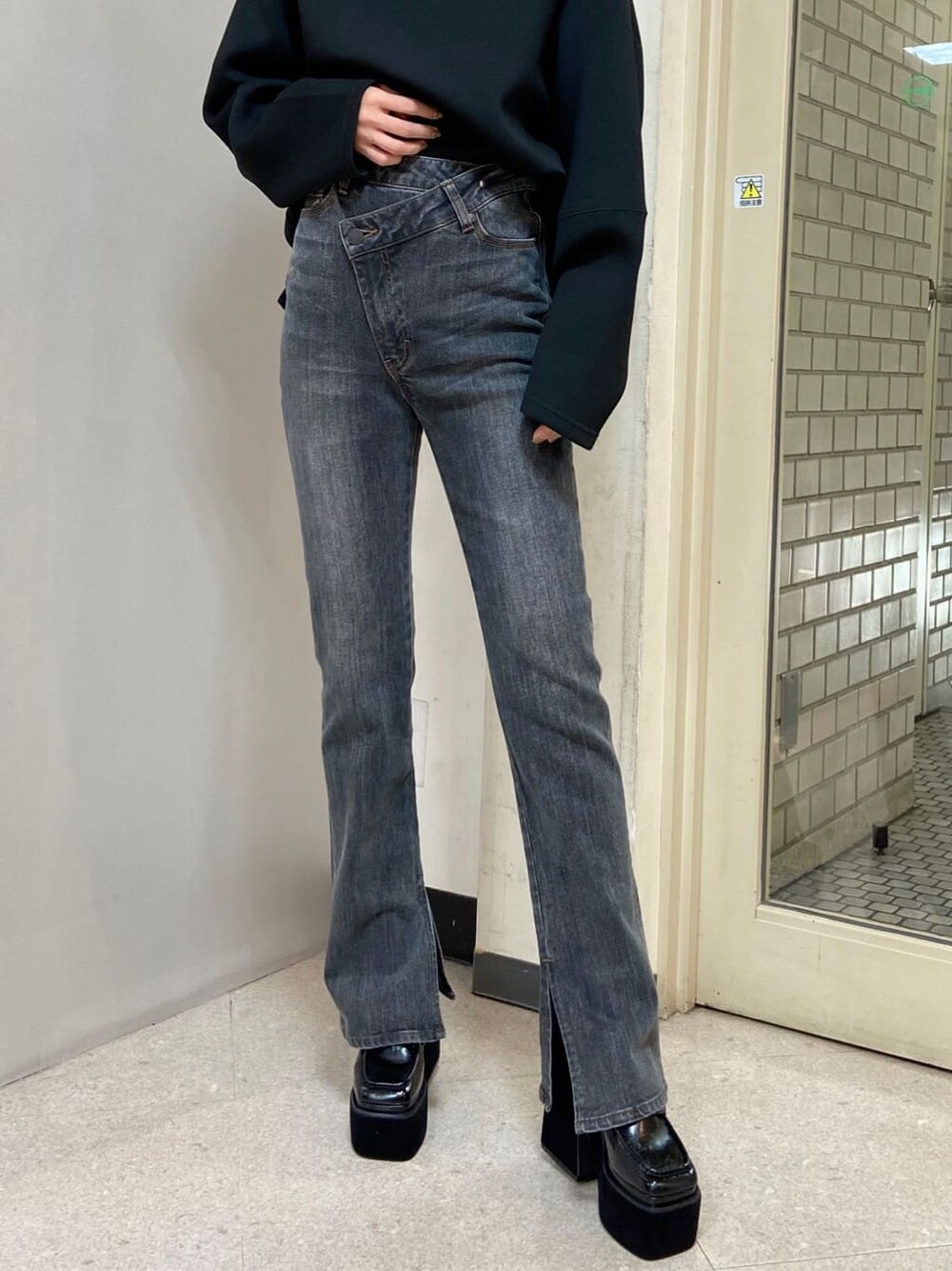 ブラック系のローファー、グレー系のデニムパンツ、ブラック系のTシャツ/カットソーを着用したレディースの秋コーディネートの3枚目の写真