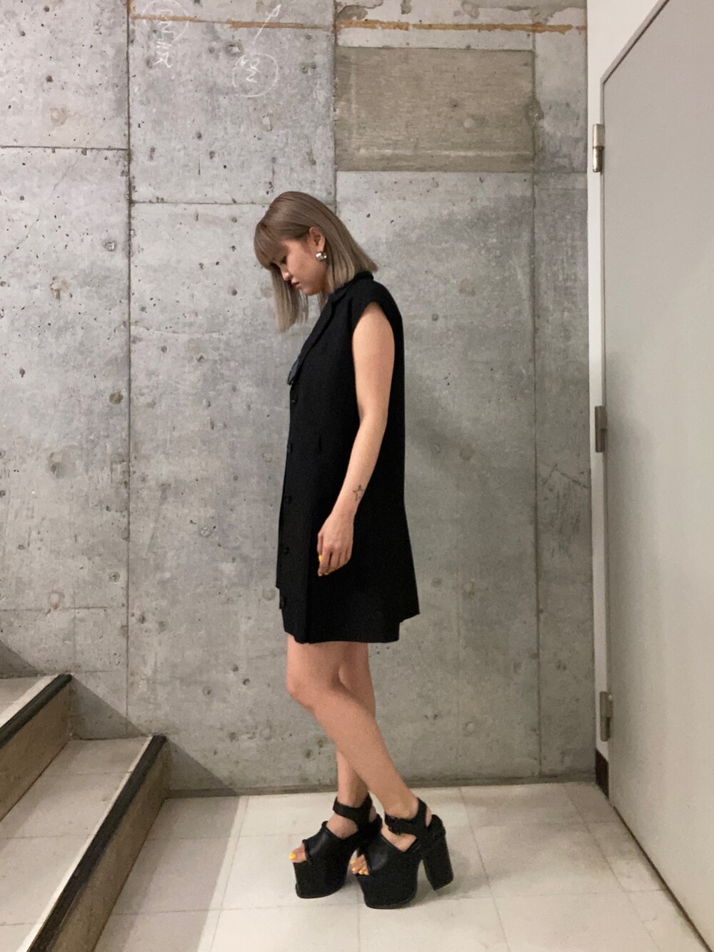 ブラック系のワンピース、ブルー系のキャミソール、ブラック系のその他パンツを着用したレディースの春コーディネートの2枚目の写真