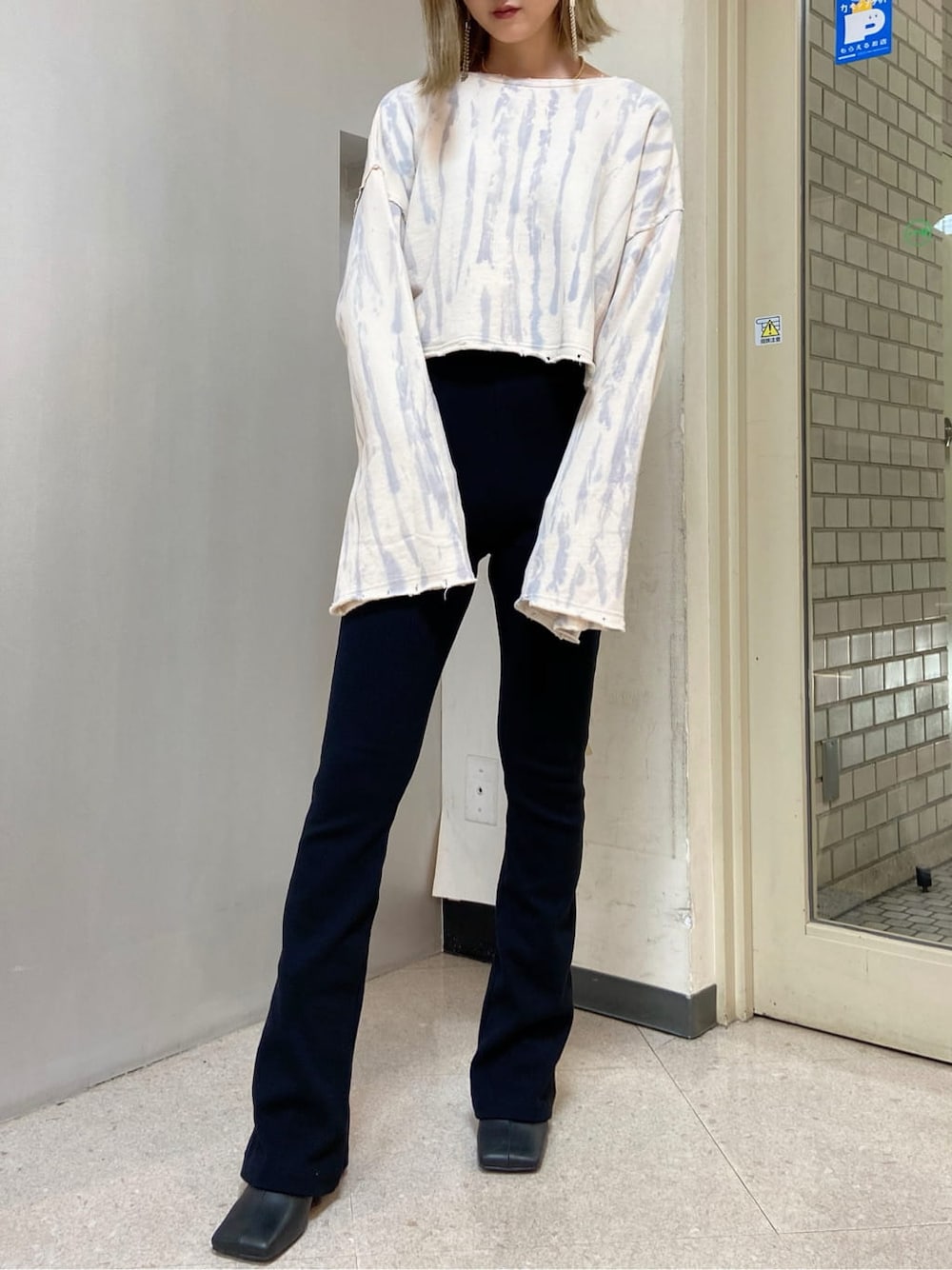 ブラック系のブーツ、ブラック系のその他パンツ、ホワイト系のTシャツ/カットソーを着用したレディースの秋コーディネートの5枚目の写真