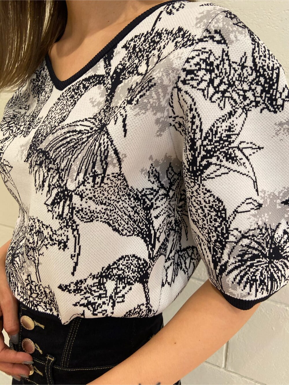 ブルー系のデニムパンツ、ブラック系のサンダル、その他のニット/セーターを着用したレディースの春コーディネートの6枚目の写真