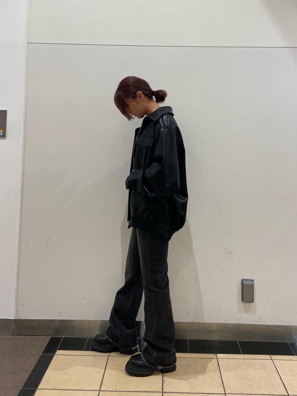 ブラック系のブルゾン、ブラック系のニット/セーター、ブラック系のブーツを着用したレディースの冬コーディネートの3枚目の写真