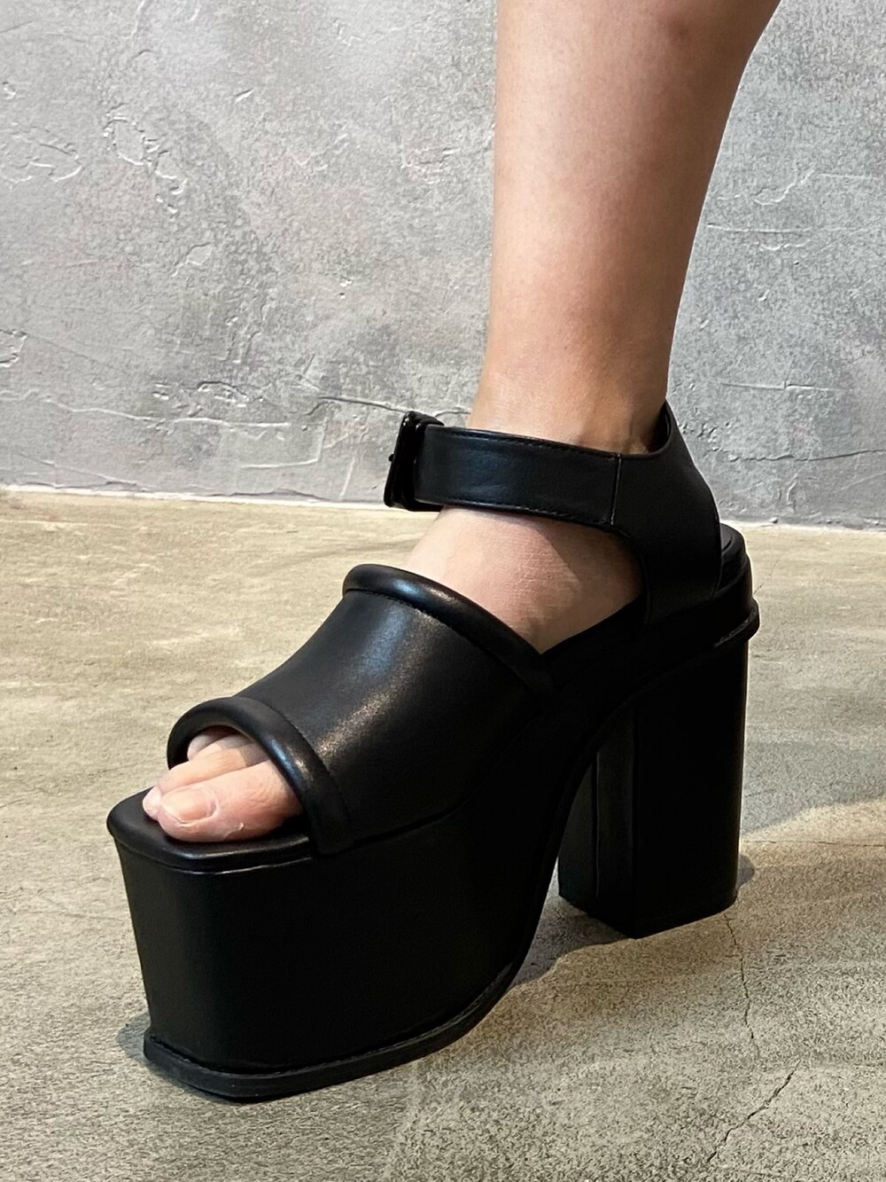 グレー系のワンピース、ブラック系のショルダーバッグ、ブラック系のサンダルを着用したレディースの春コーディネートの7枚目の写真