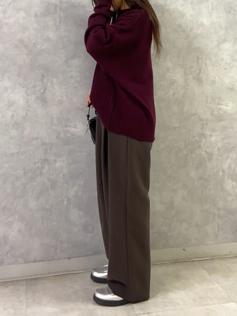 レッド系のニット/セーター、シルバー系のローファー、ブラウン系のその他パンツを着用したレディースの秋コーディネートの3枚目の写真