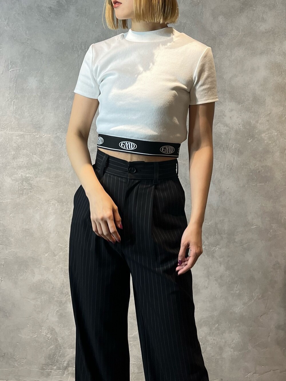 ホワイト系のTシャツ/カットソー、その他のその他パンツ、ブラック系のサンダルを着用したレディースの春コーディネートの5枚目の写真