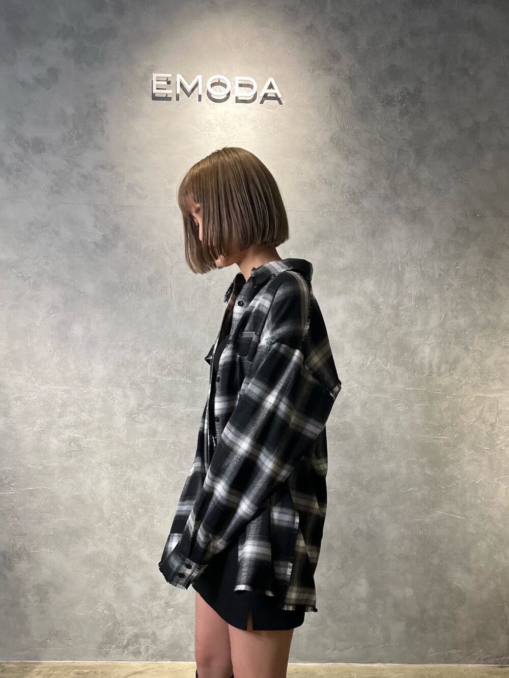 ブラック系のシャツ/ブラウス、ブラック系のキャミソール、ブラック系のスカートを着用したレディースの冬コーディネートの5枚目の写真