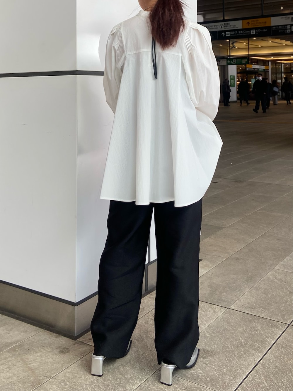 ホワイト系のシャツ/ブラウス、ブラック系のその他パンツ、ブラック系のハンドバッグを着用したレディースの冬コーディネートの3枚目の写真