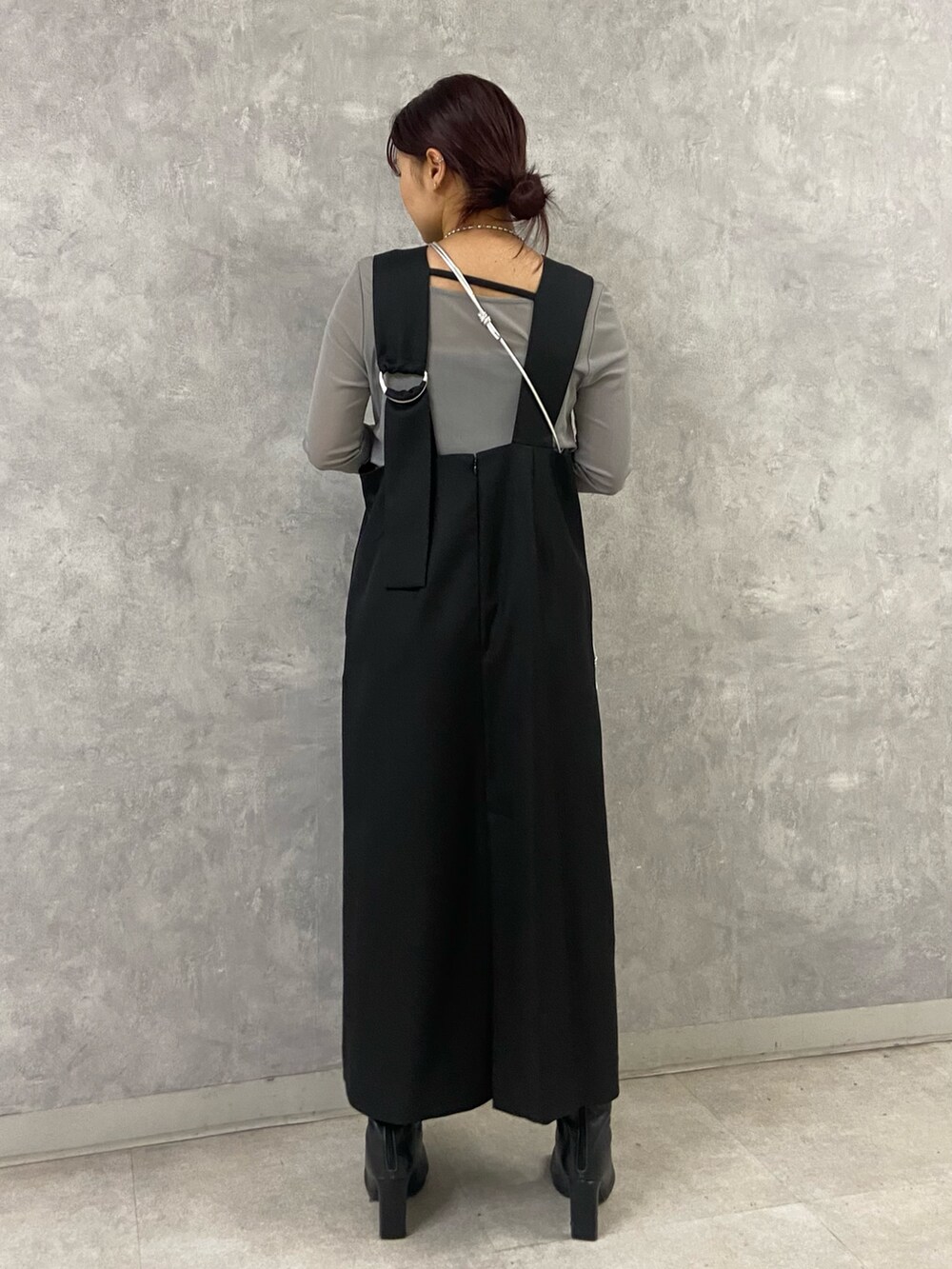 グレー系のTシャツ/カットソー、ブラック系のワンピース、シルバー系のショルダーバッグを着用したレディースの冬コーディネートの3枚目の写真