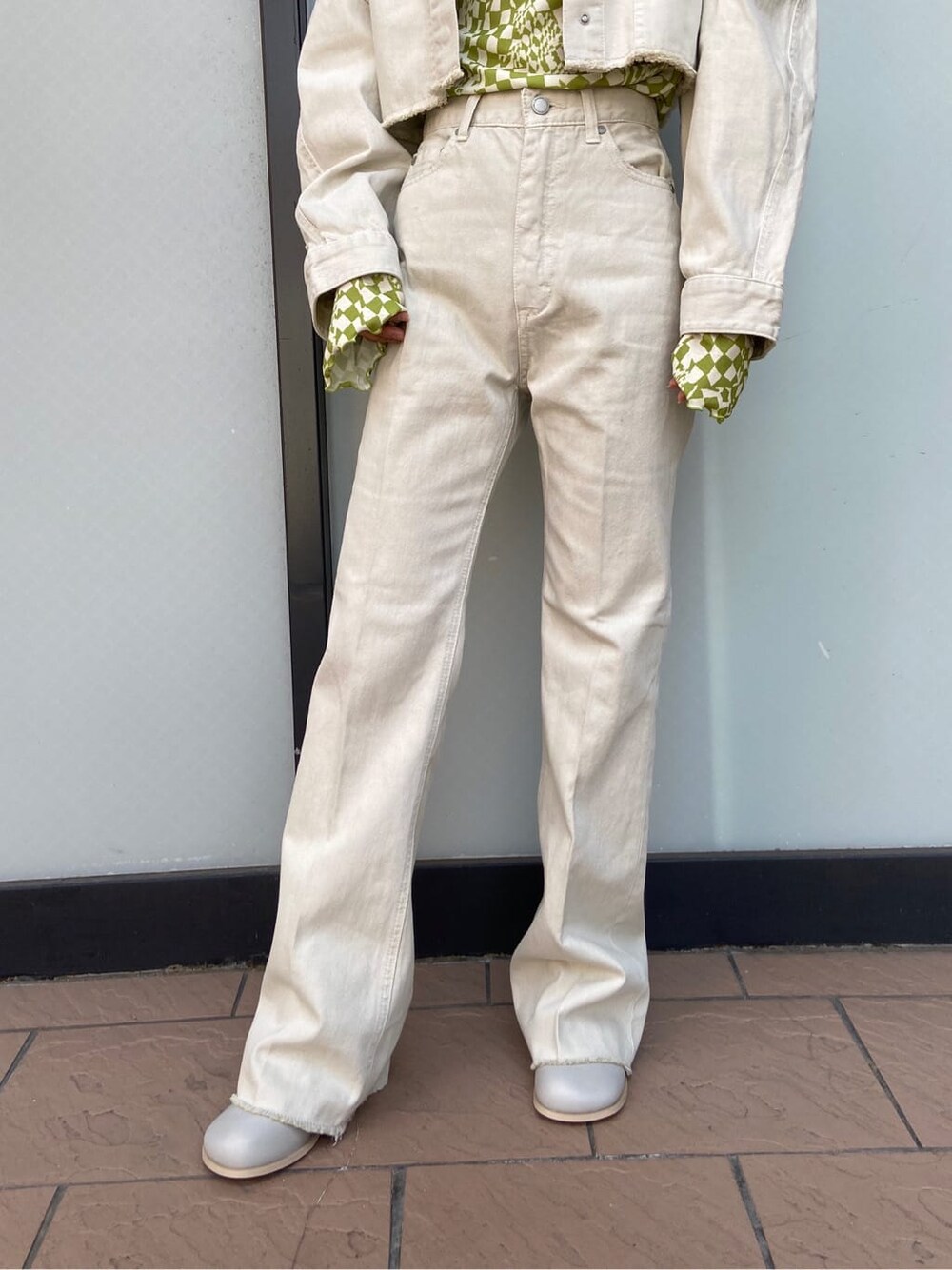 ホワイト系のデニムジャケット、グレー系のブーツ、その他のTシャツ/カットソーを着用したレディースの春コーディネートの7枚目の写真