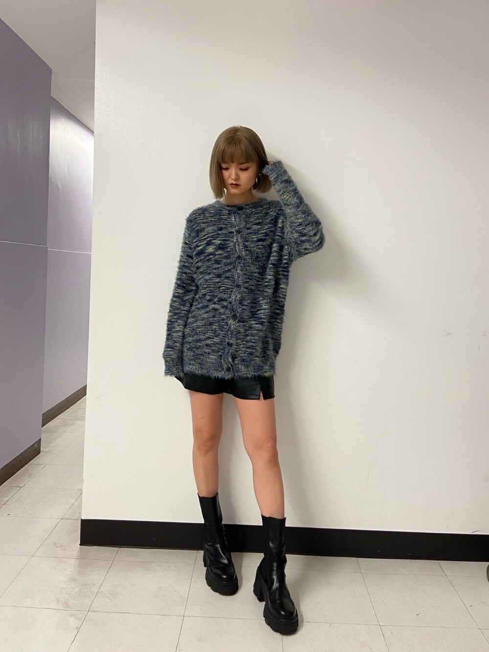 その他のカーディガン/ボレロ、その他のその他パンツ、ブラック系のブーツを着用したレディースの秋コーディネートの2枚目の写真