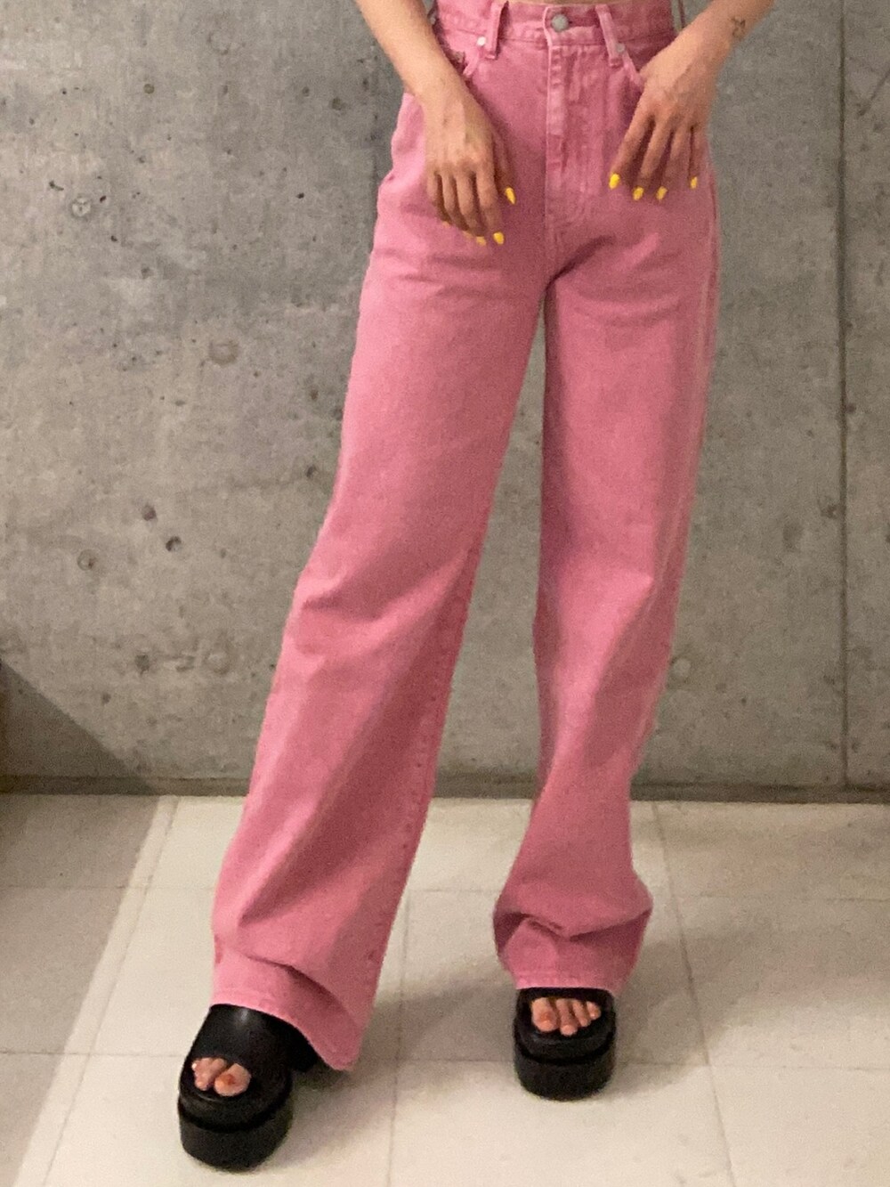 ブラック系のTシャツ/カットソー、ピンク系のデニムパンツ、ブラック系のサンダルを着用したレディースの春コーディネートの6枚目の写真