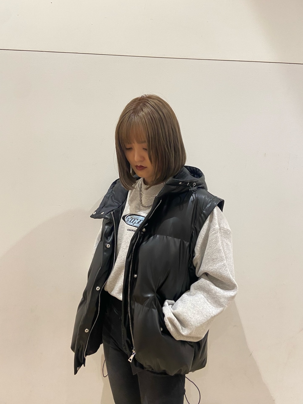 その他のブルゾン、グレー系のスウェット、ブラック系のデニムパンツを着用したレディースの秋コーディネートの4枚目の写真