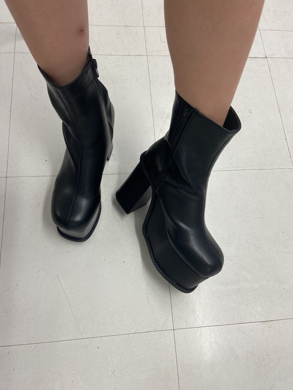 レッド系のその他パンツ、レッド系のその他パンツ、ブラック系のニット/セーターを着用したレディースの秋コーディネートの8枚目の写真