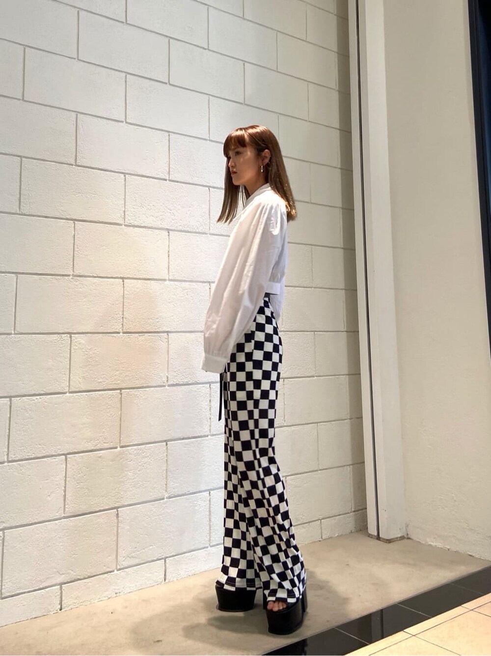 その他のその他パンツ、ブラック系のサンダル、ホワイト系のシャツ/ブラウスを着用したレディースの春コーディネートの2枚目の写真