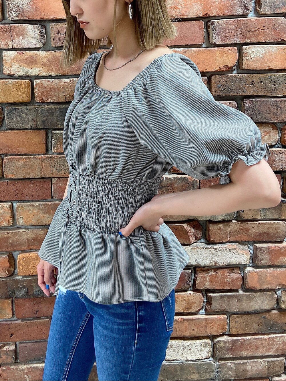 ホワイト系のサンダル、ブルー系のデニムパンツ、その他のシャツ/ブラウスを着用したレディースの夏コーディネートの5枚目の写真