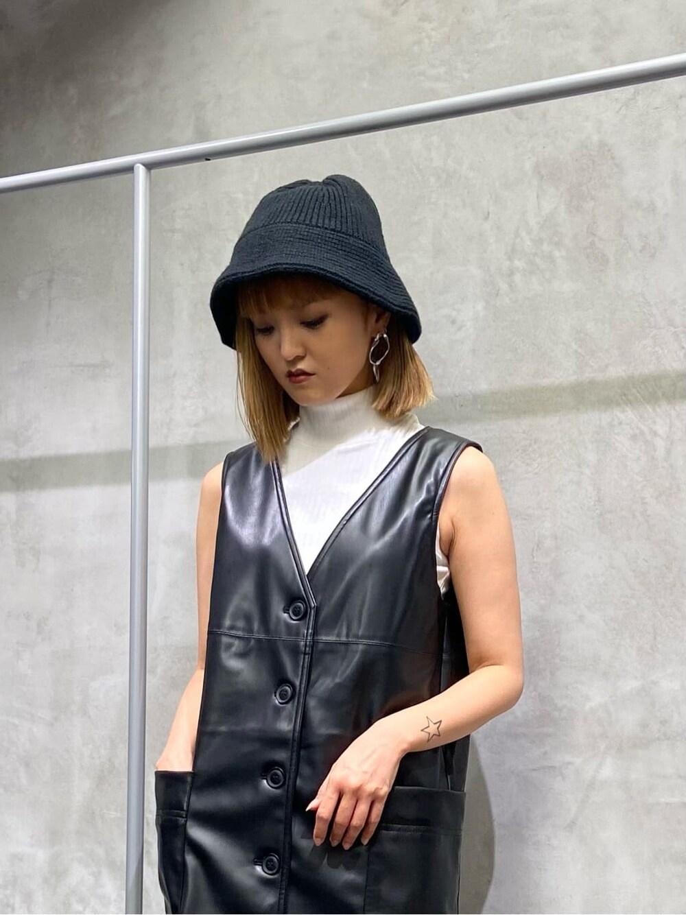 ブラック系のワンピース、ブラック系のブーツ、ホワイト系のTシャツ/カットソーを着用したレディースの夏コーディネートの5枚目の写真