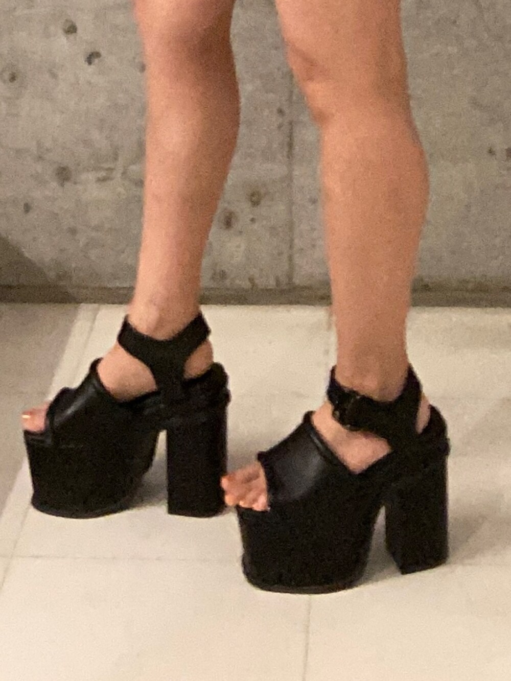 ホワイト系のシャツ/ブラウス、ホワイト系のその他パンツ、ブラック系のサンダルを着用したレディースの春コーディネートの6枚目の写真