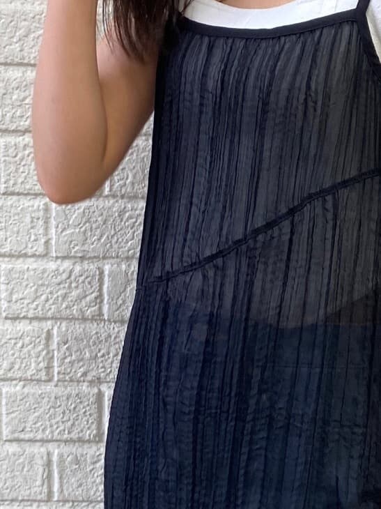 ホワイト系のタンクトップ、ブルー系のデニムパンツ、ブラック系のワンピースを着用したレディースの夏コーディネートの4枚目の写真