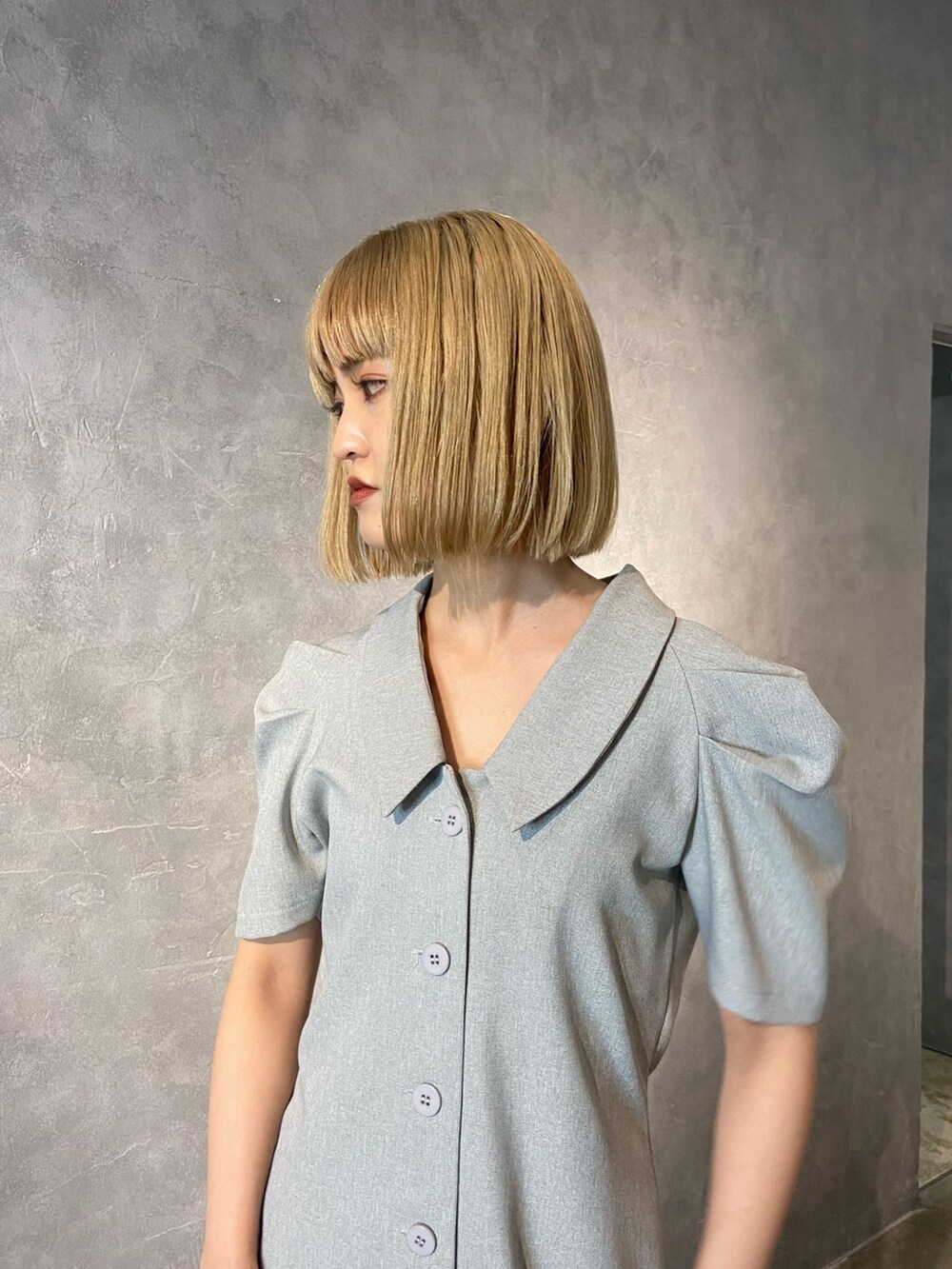 グレー系のワンピース、ブラック系のショルダーバッグ、ブラック系のサンダルを着用したレディースの春コーディネートの4枚目の写真