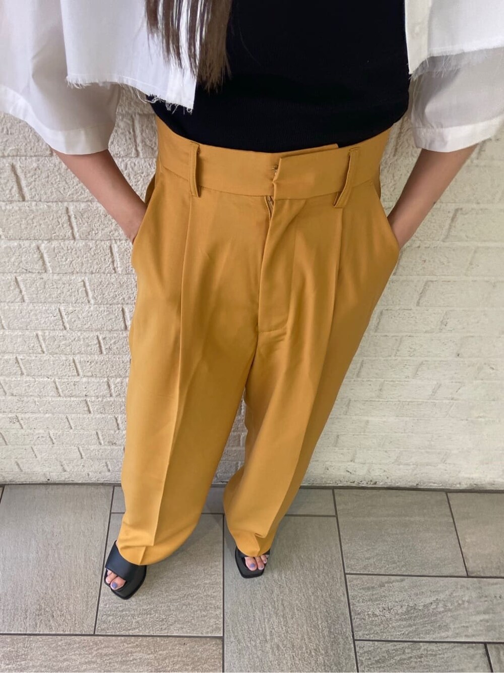 ブラック系のキャミソール、ブラック系のサンダル、オレンジ系のその他パンツを着用したレディースの春コーディネートの7枚目の写真