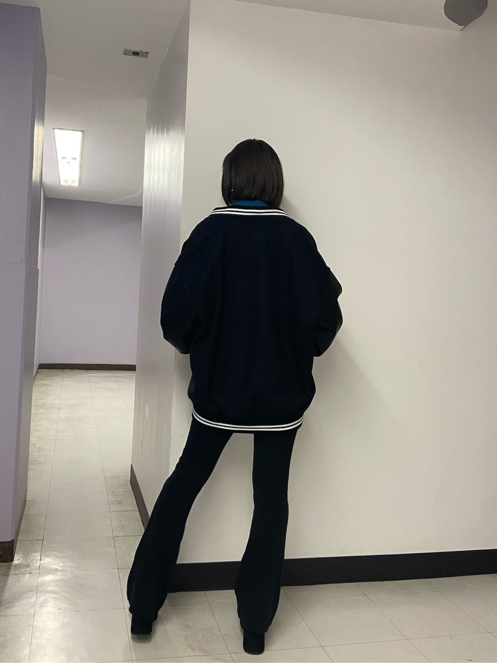 ブラック系のブーツ、ブラック系のブルゾン、ブルー系のニット/セーターを着用したレディースの秋コーディネートの4枚目の写真