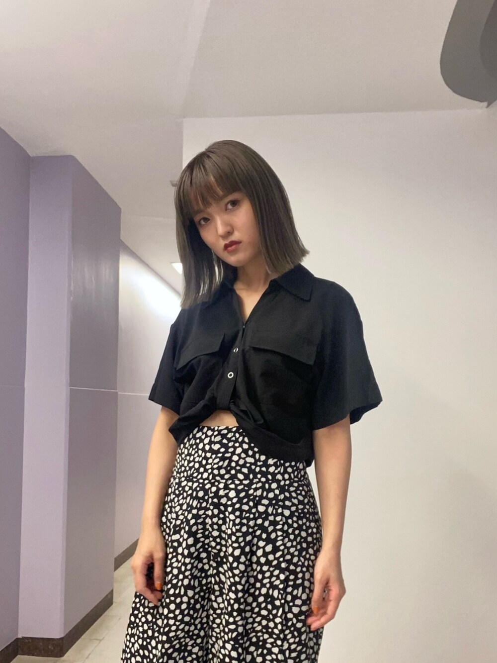 ブラック系のシャツ/ブラウス、その他のその他パンツ、ブラック系のサンダルを着用したレディースの春コーディネートの4枚目の写真