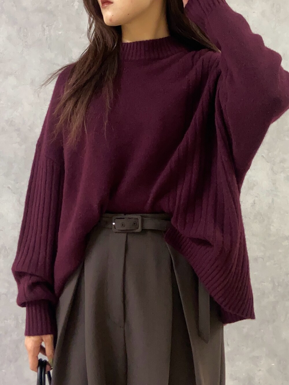 レッド系のニット/セーター、シルバー系のローファー、ブラウン系のその他パンツを着用したレディースの秋コーディネートの5枚目の写真