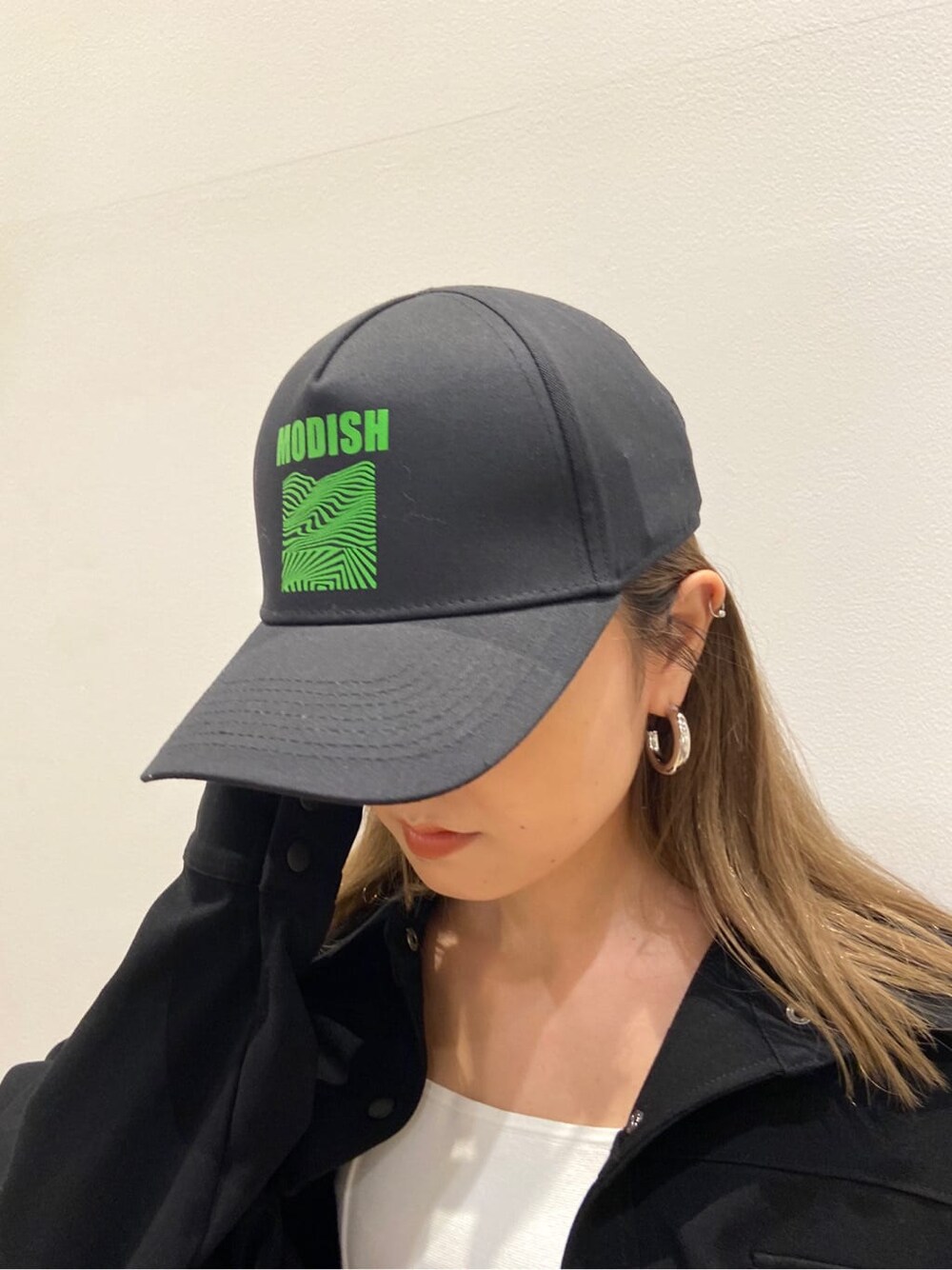 ブラック系のブルゾン、ホワイト系のサンダル、ブラック系のスカートを着用したレディースの春コーディネートの7枚目の写真