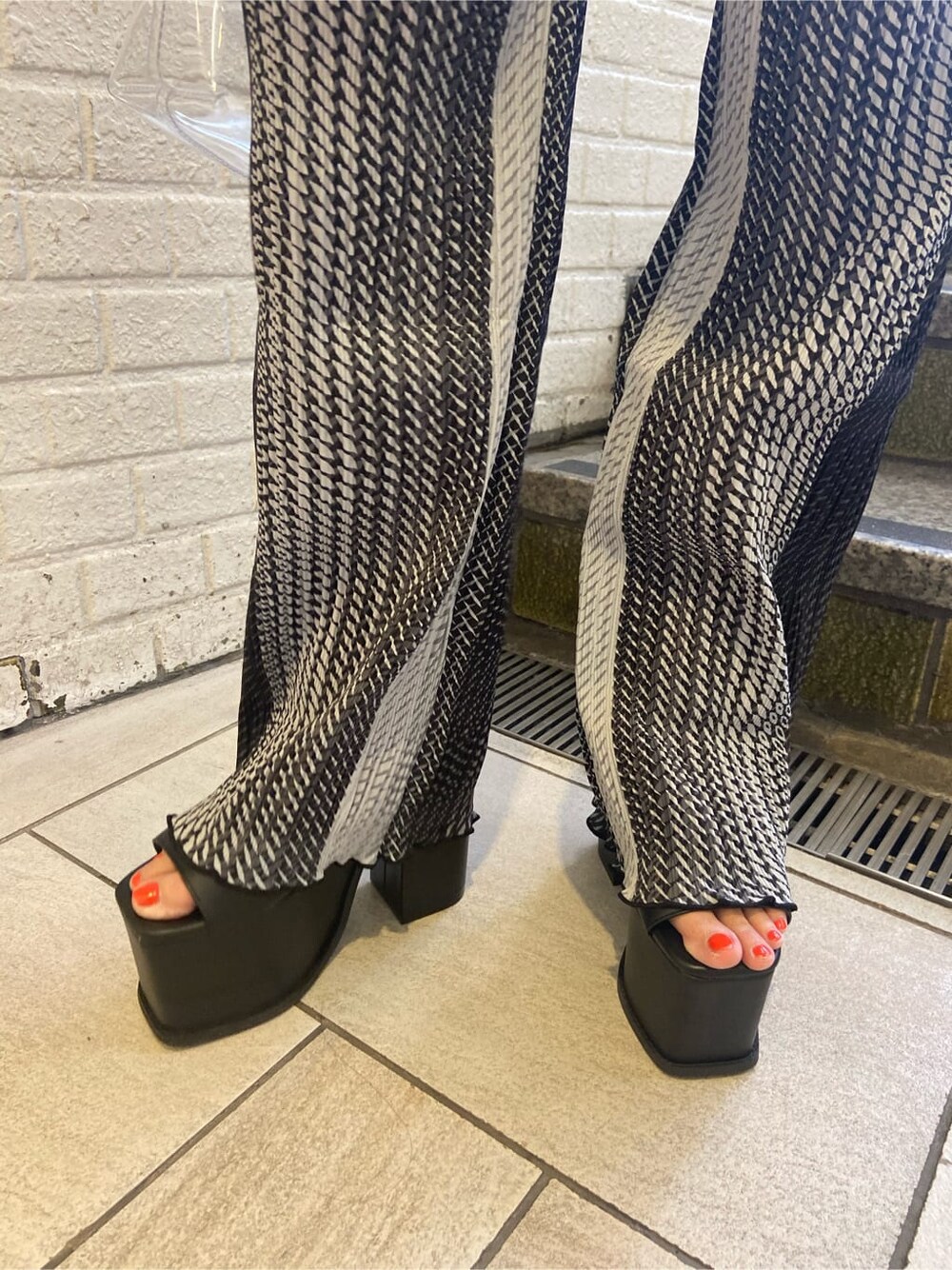 ブラック系のサンダル、その他のその他パンツ、ホワイト系のTシャツ/カットソーを着用したレディースの春コーディネートの7枚目の写真