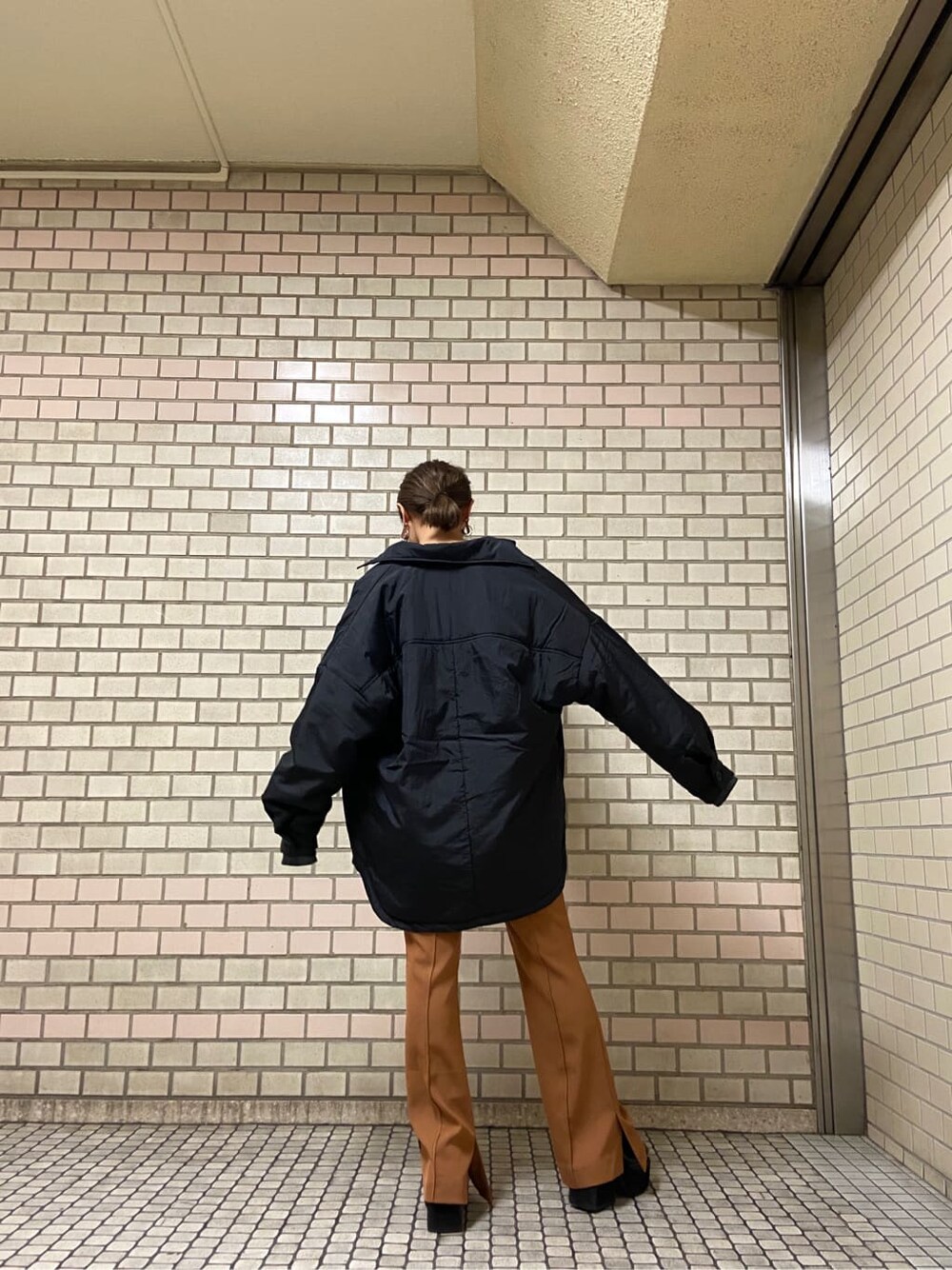 オレンジ系のその他パンツ、ブラック系のローファー、ブラック系のブルゾンを着用したレディースの秋コーディネートの3枚目の写真