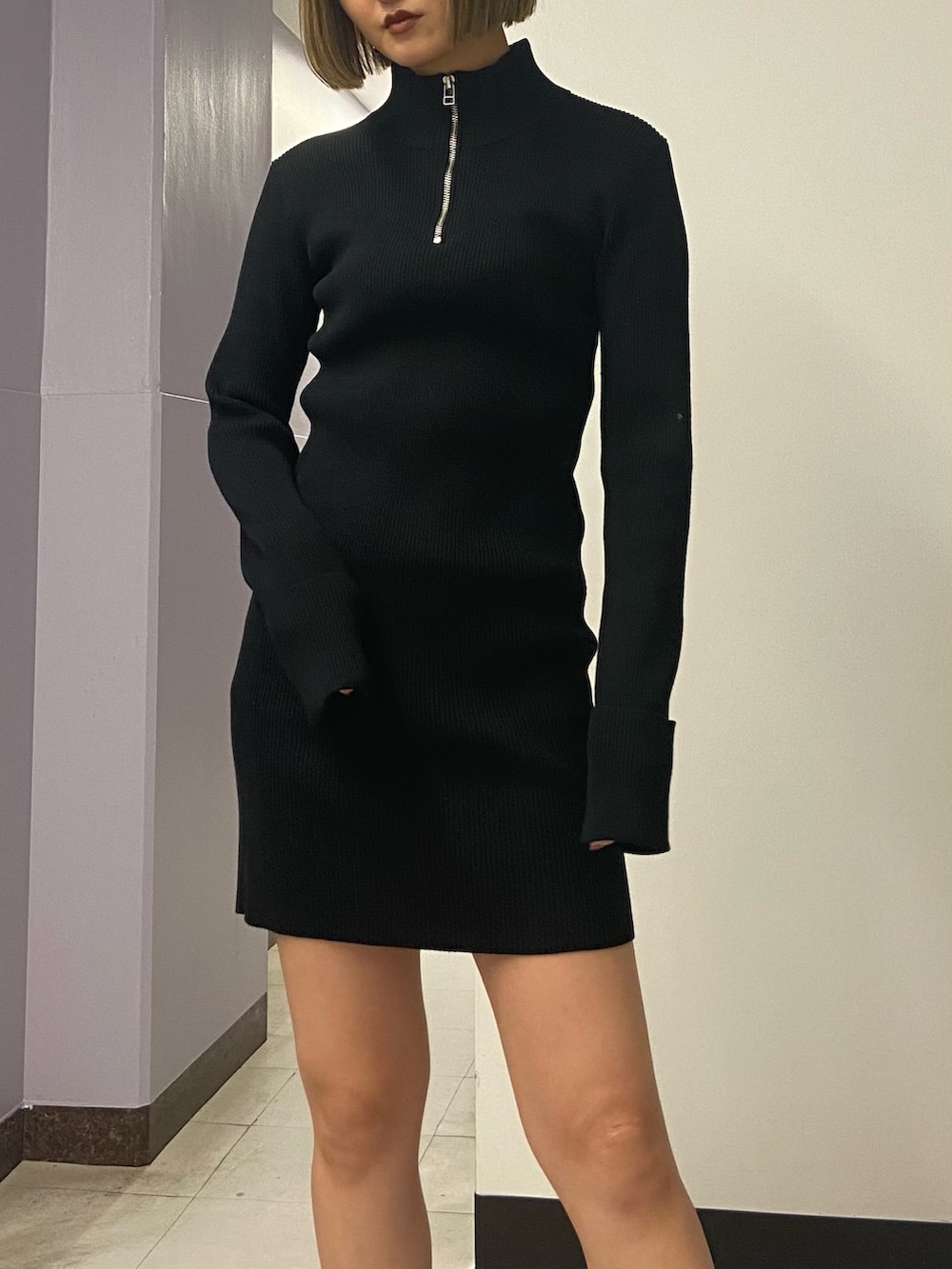 その他のテーラードジャケット、ブラック系のワンピース、ブラック系のブーツを着用したレディースの冬コーディネートの5枚目の写真