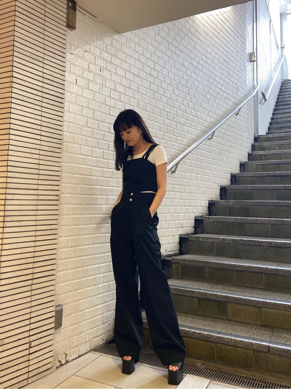 ブラック系のサンダル、ブラック系のその他パンツ、ブラック系のタンクトップを着用したレディースの春コーディネートの2枚目の写真