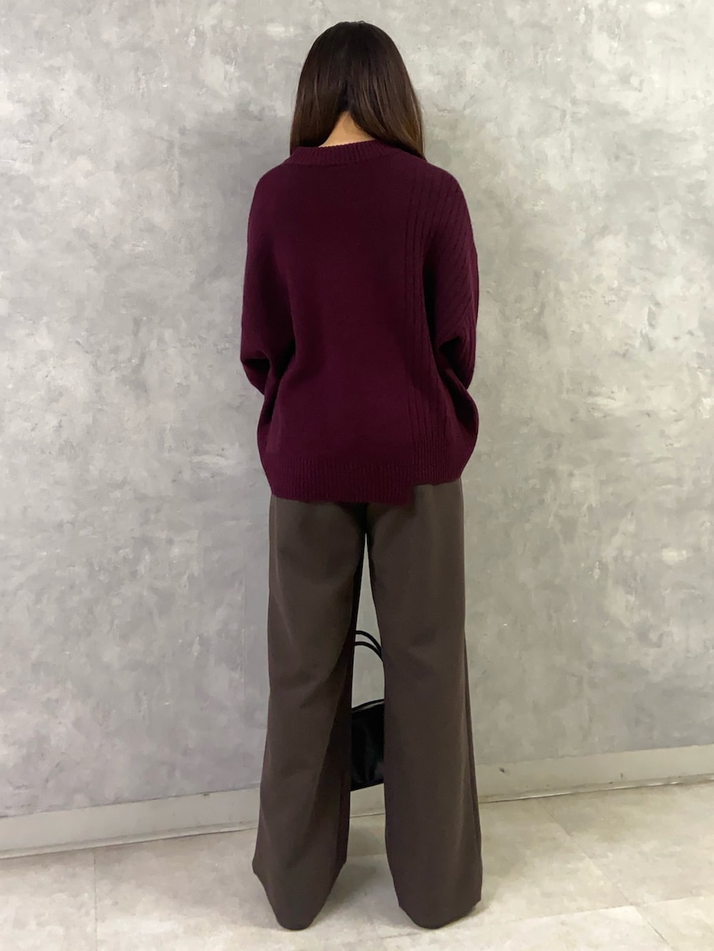 レッド系のニット/セーター、シルバー系のローファー、ブラウン系のその他パンツを着用したレディースの秋コーディネートの4枚目の写真