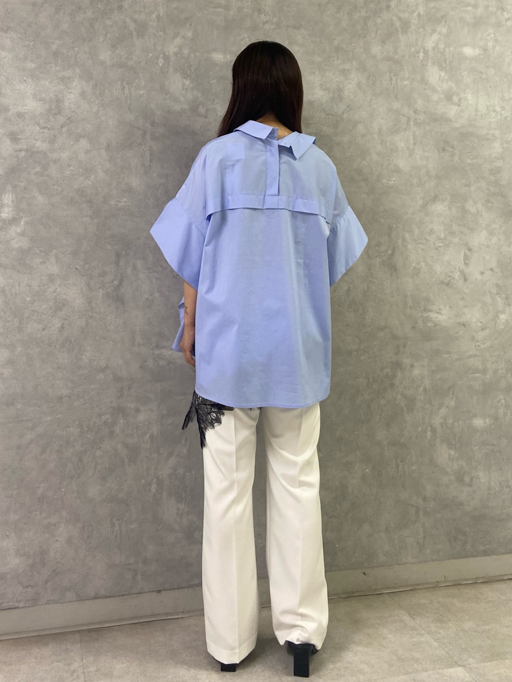 ブルー系のシャツ/ブラウス、ホワイト系のその他パンツ、ブラック系のサンダルを着用したレディースの春コーディネートの3枚目の写真