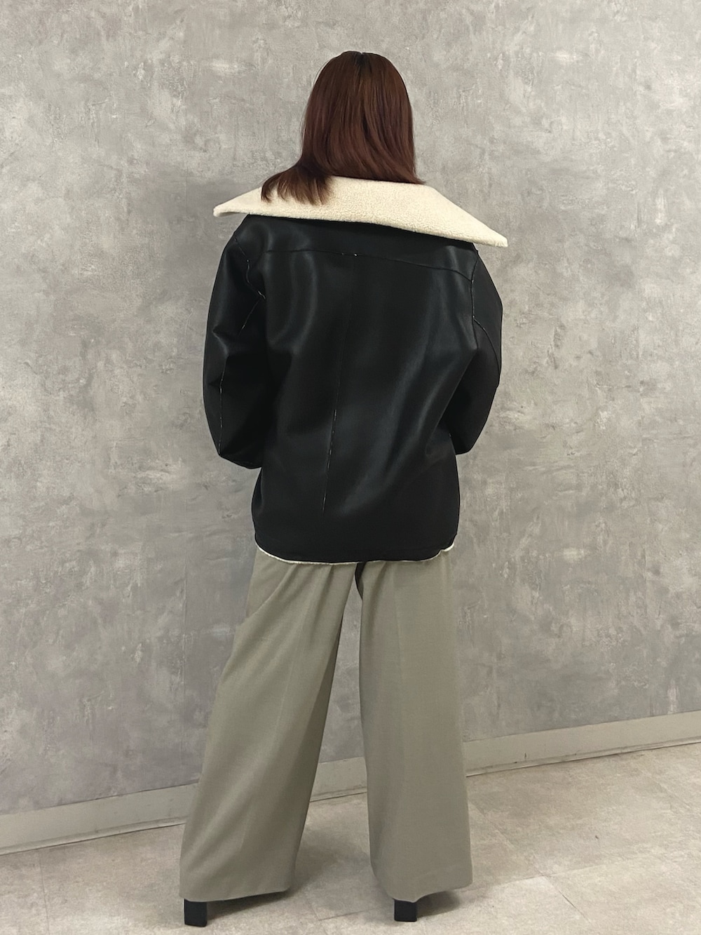 ホワイト系のその他アウター、ホワイト系のニット/セーター、グレー系のその他パンツを着用したレディースの秋コーディネートの3枚目の写真