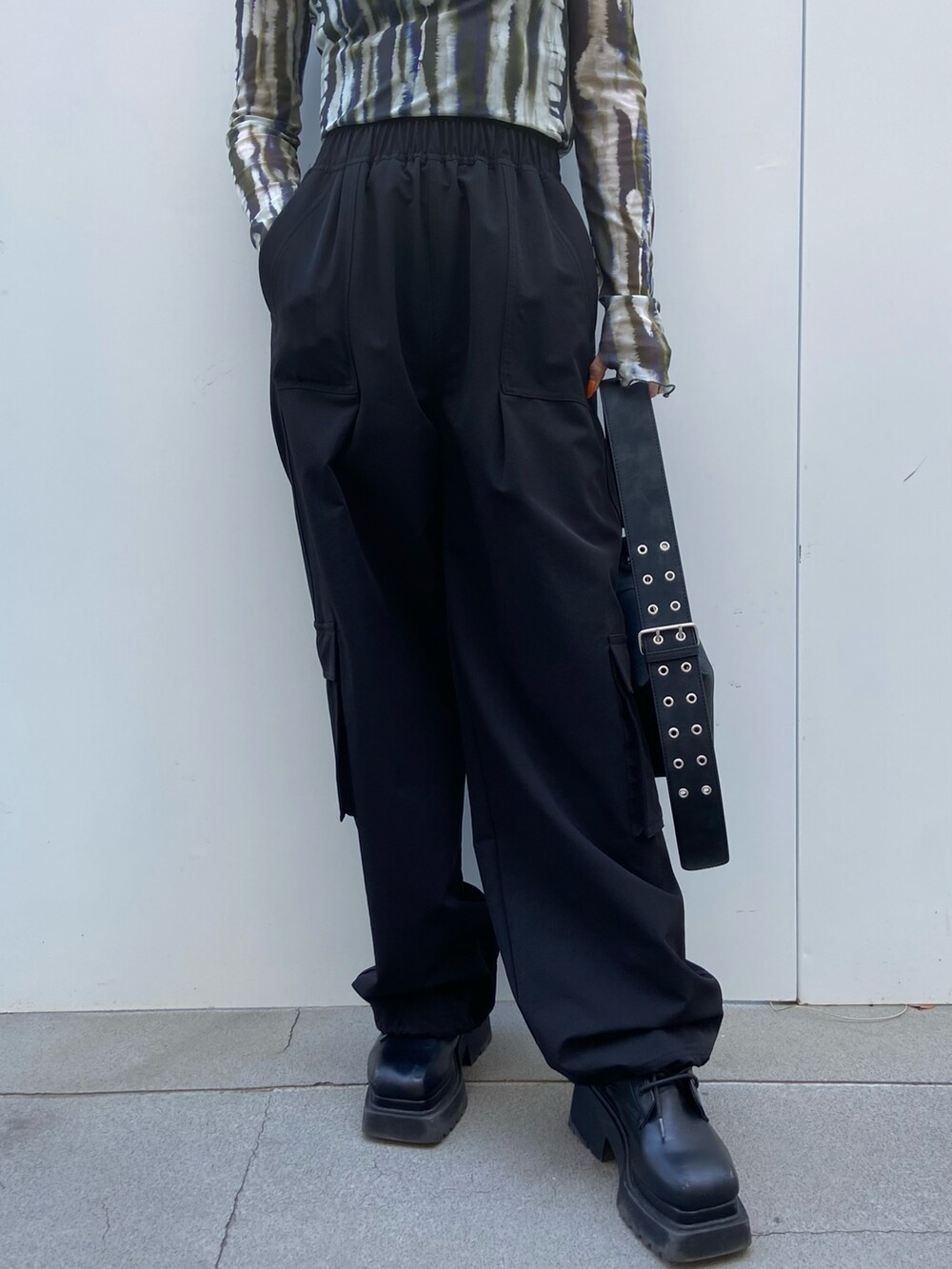 その他のTシャツ/カットソー、ブラック系のその他パンツ、ブラック系のブーツを着用したレディースの春コーディネートの4枚目の写真