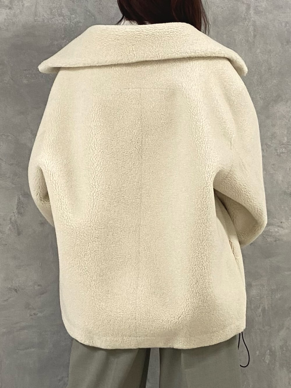 ホワイト系のその他アウター、ホワイト系のニット/セーター、グレー系のその他パンツを着用したレディースの秋コーディネートの8枚目の写真