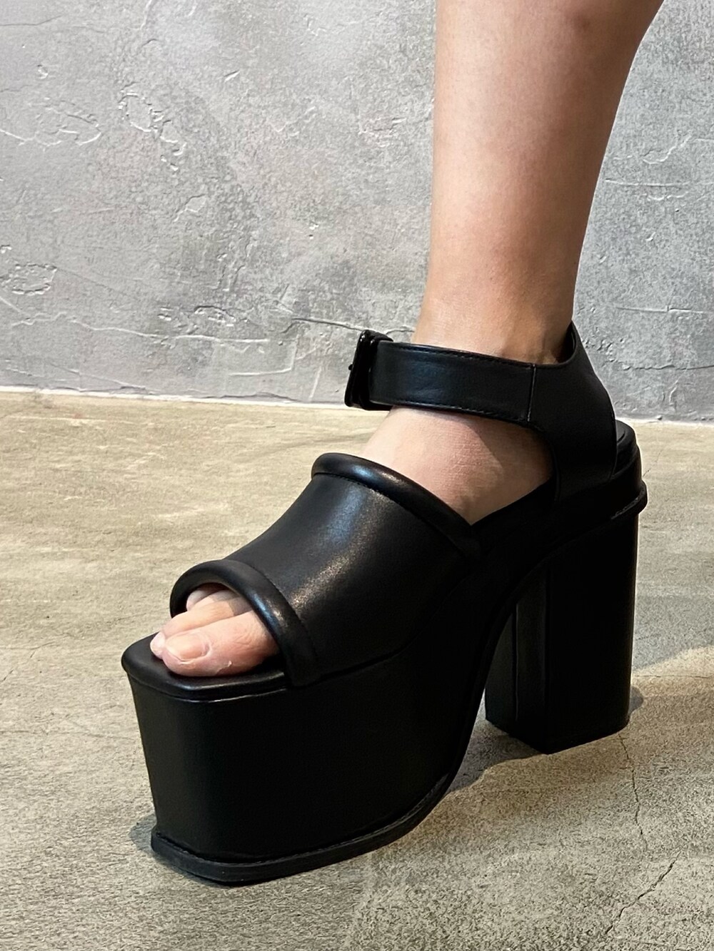 その他のシャツ/ブラウス、ブラック系のサンダル、ブラック系のスカートを着用したレディースの春コーディネートの7枚目の写真