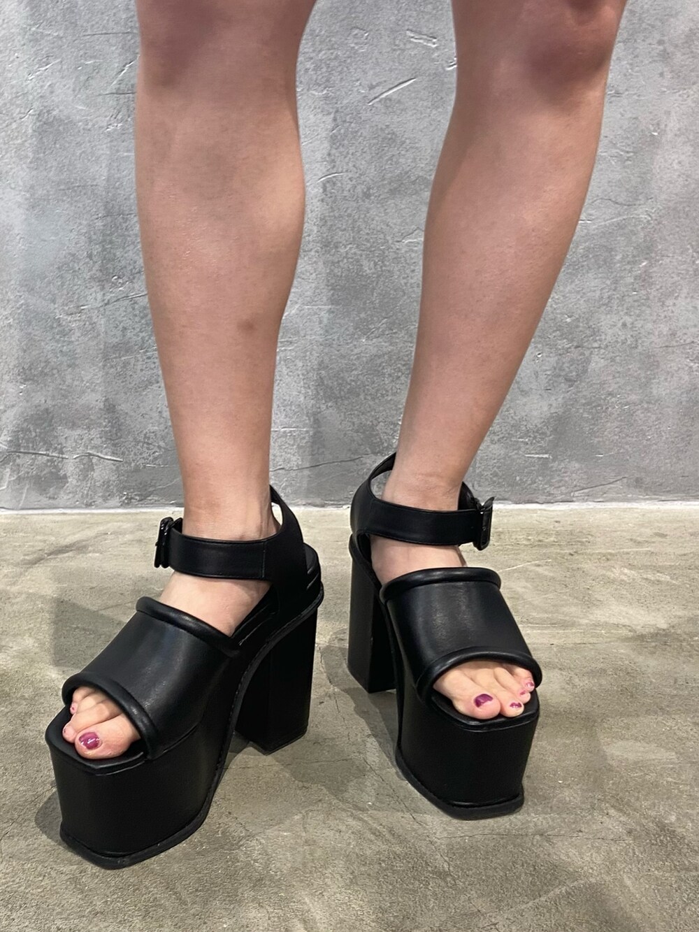 ブラック系のシャツ/ブラウス、グリーン系のスカート、ブラック系のサンダルを着用したレディースの春コーディネートの8枚目の写真