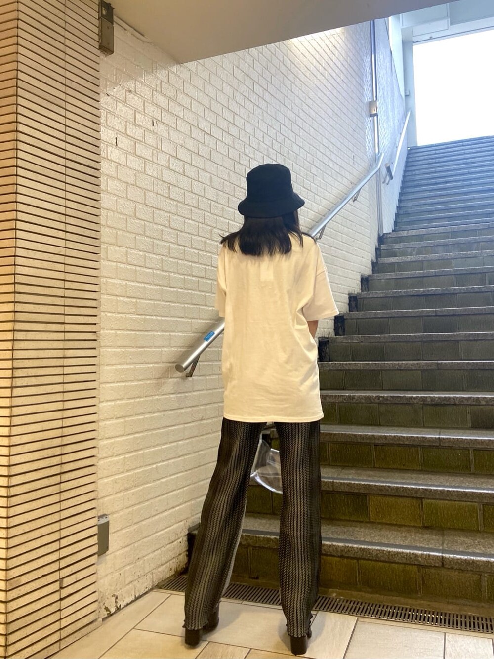 ブラック系のサンダル、その他のその他パンツ、ホワイト系のTシャツ/カットソーを着用したレディースの春コーディネートの4枚目の写真