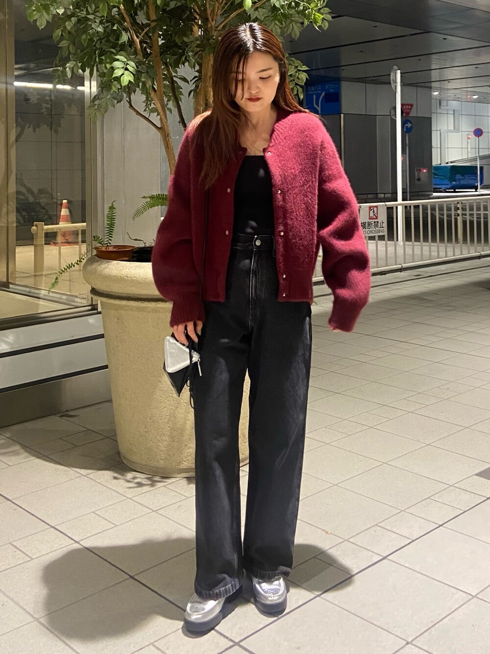 レッド系のカーディガン/ボレロ、ブラック系のデニムパンツ、シルバー系のローファーを着用したレディースの夏コーディネートの2枚目の写真