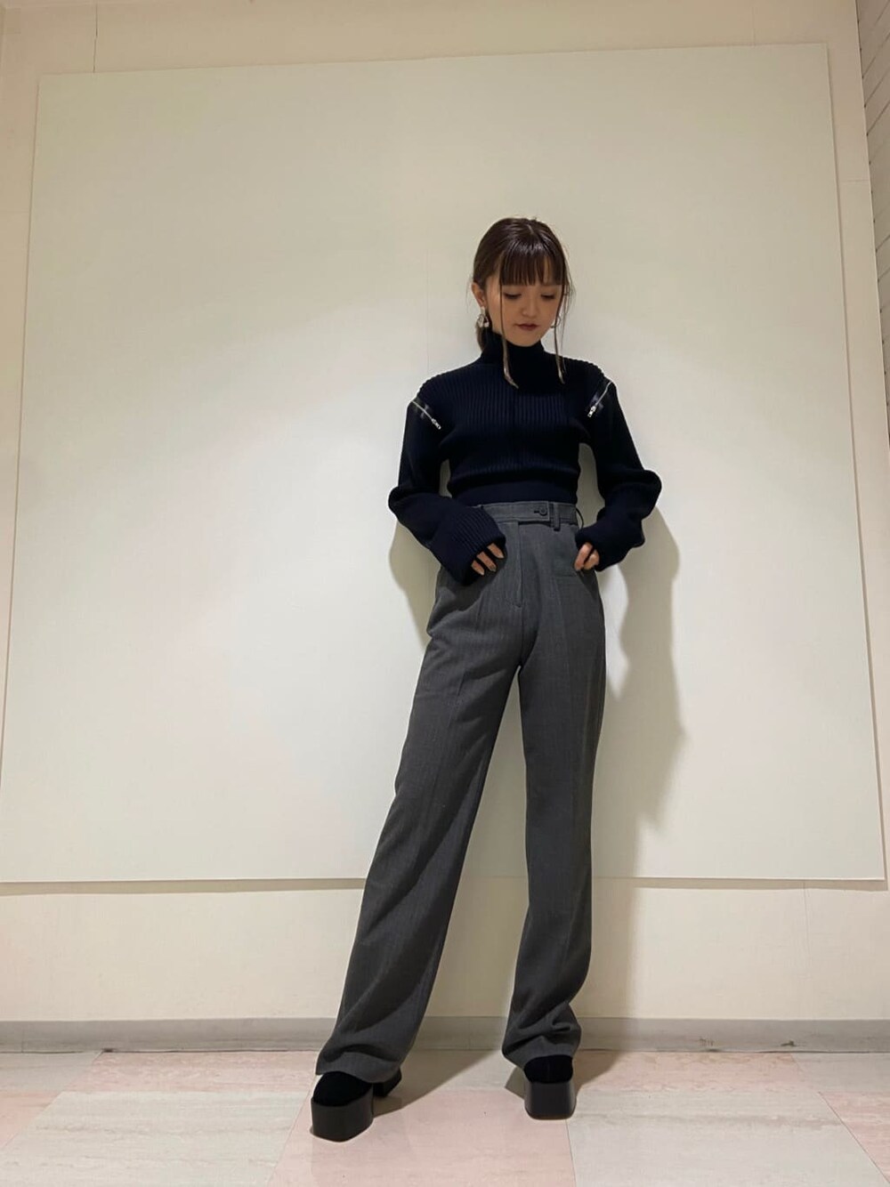 ブラック系のブーツ、グレー系のその他パンツ、ブラック系のニット/セーターを着用したレディースの冬コーディネートの6枚目の写真