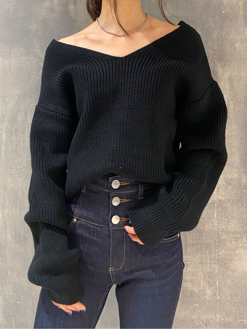 ブラック系のローファー、ブルー系のデニムパンツ、ブラック系のニット/セーターを着用したレディースの秋コーディネートの3枚目の写真