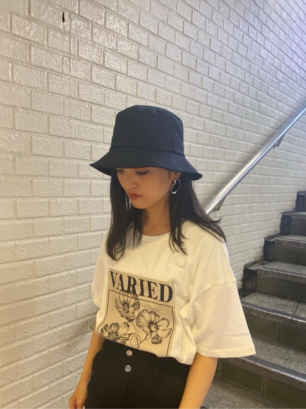 ブラック系のサンダル、ブラック系のその他パンツ、ホワイト系のTシャツ/カットソーを着用したレディースの夏コーディネートの6枚目の写真