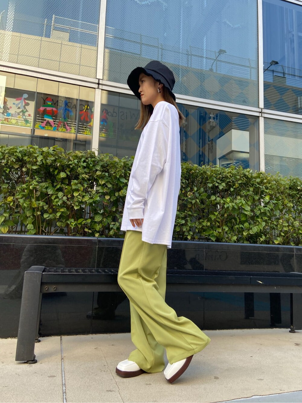 ホワイト系のローファー、ホワイト系のTシャツ/カットソー、イエロー系のその他パンツを着用したレディースの春コーディネートの3枚目の写真