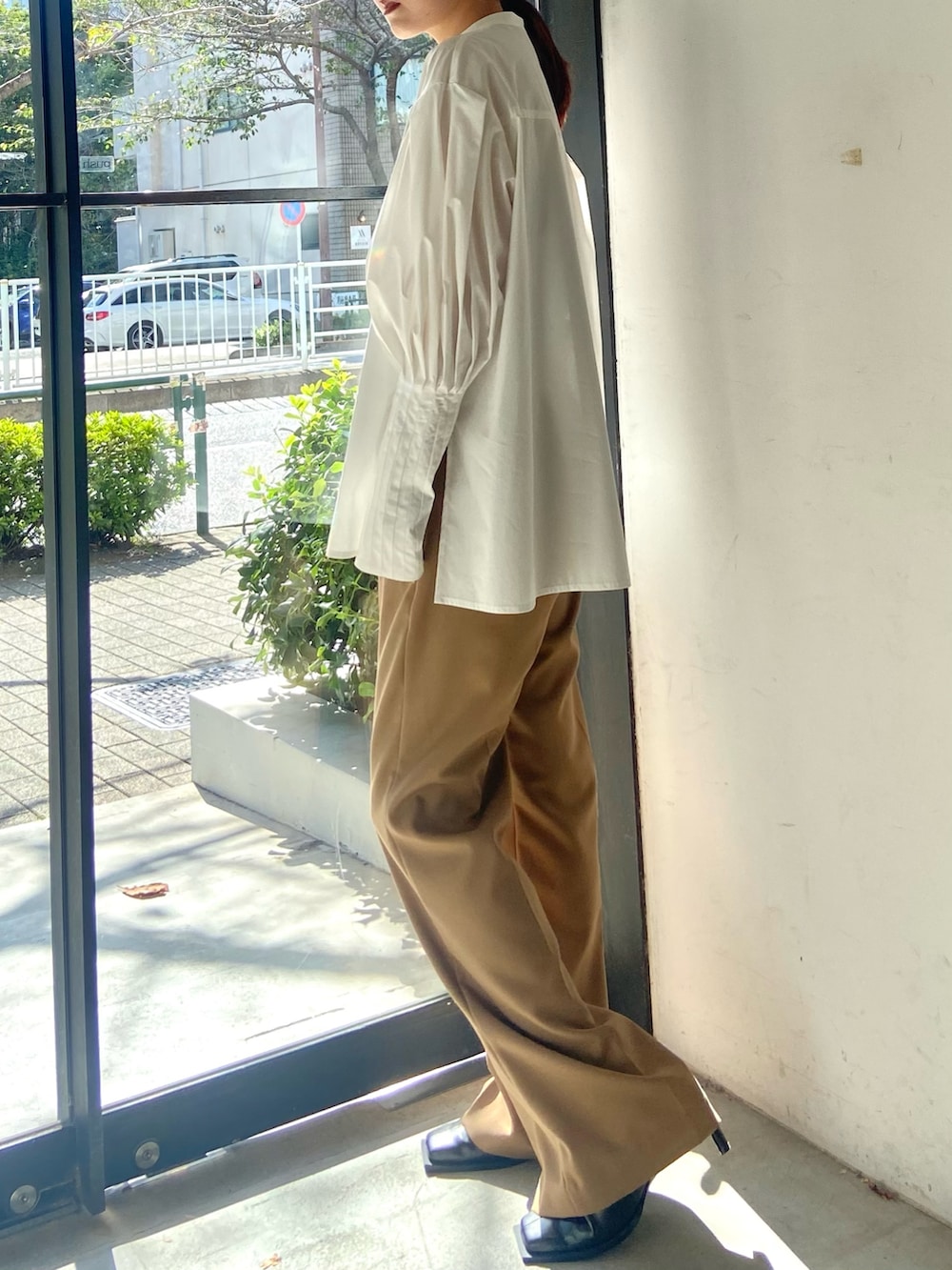 ホワイト系のシャツ/ブラウス、ベージュ系のその他パンツ、ブラック系のハンドバッグを着用したレディースの冬コーディネートの3枚目の写真